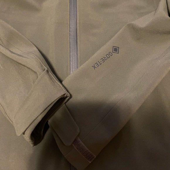 North Face GORE-TEX softshell olive color rain jacket M - Picture 5 of 6